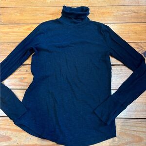 (659) GAP BLACK TURTLENECK